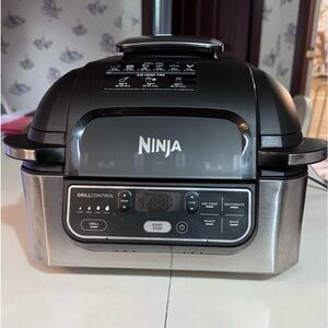 Ninja AG302 5-in-1 Indoor Grill w/ 4-Quart Air Fryer New W/O Box Black/Silver